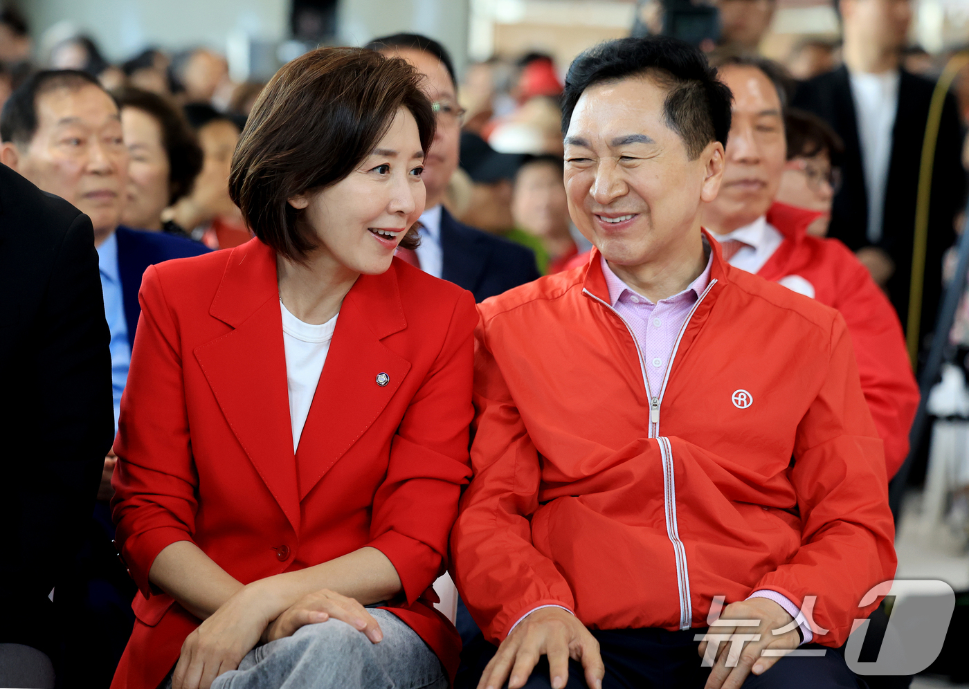 (공주=뉴스1) 이호윤 기자 = 나경원, 김기현 국민의힘 국회의원이 17일 충남 공주시 윤용근 공주·부여·청양 국회의원 후보 선거사무소 개소식에 참석해 대화를 나누고 있다. 202 …