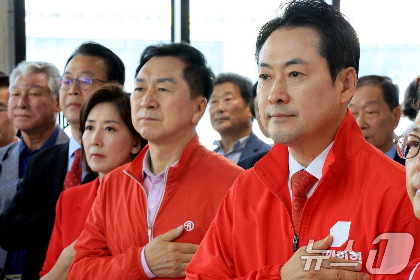본문 이미지 - 장동혁 국민의힘 대표(오른쪽부터), 김기현, 나경원 국회의원이 17일 충남 공주시 윤용근 공주·부여·청양 국회의원 후보 선거사무소 개소식에 참석해 국기에 대한 경례를 하고 있다. 2026.5.17 ⓒ 뉴스1 이호윤 기자