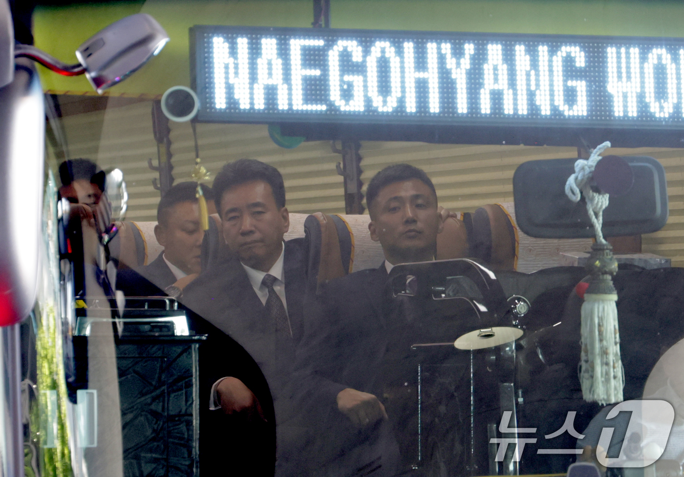 (인천공항 =뉴스1) 임세영 기자 = 북한 여자축구 클럽팀인 내고향여자축구단이 아시아축구연맹 챔피언스리그 4강전을 치르기 위해 방한한 17일 오후 인천공항에서 버스에 탑승한 코치진 …