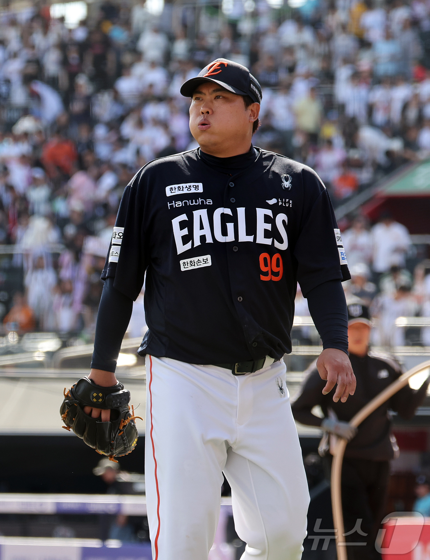 (수원=뉴스1) 김진환 기자 = 17일 오후 경기 수원시 장안구 KT위즈파크에서 열린 '2026 신한은행 SOL KBO리그' 한화 이글스와 KT 위즈의 경기, 한화 선발 류현진이 …