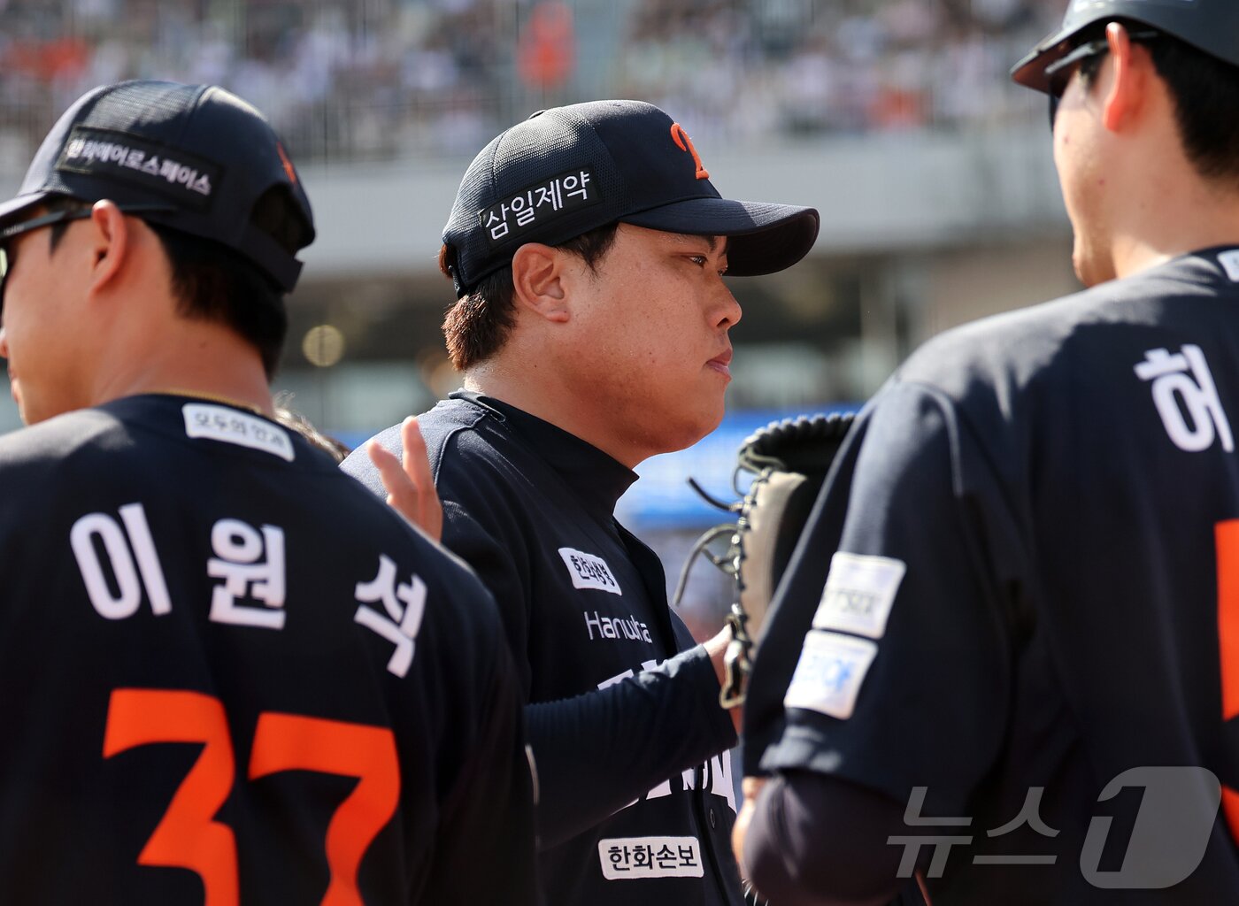 본문 이미지 - 17일 오후 경기 수원시 장안구 KT위즈파크에서 열린 '2026 신한은행 SOL KBO리그' 한화 이글스와 KT 위즈의 경기, 한화 선발 류현진이 5회말 이닝을 실점 없이 마친 뒤 더그아웃으로 향하고 있다. 이날 류현진은 70개의 공을 던지며 5이닝 5피안타 3탈삼진 2실점으로 승리투수 요건을 갖춘 뒤 박준영과 교체됐다. 2026.5.17 ⓒ 뉴스1 김진환 기자