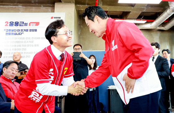 인사 나누는 장동혁 대표와 윤용근 후보