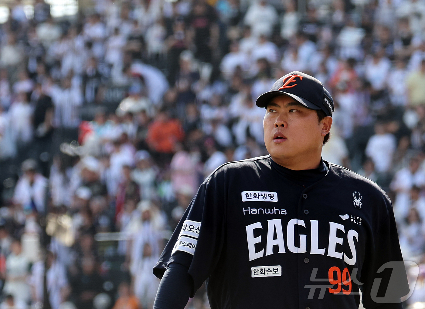 (수원=뉴스1) 김진환 기자 = 17일 오후 경기 수원시 장안구 KT위즈파크에서 열린 '2026 신한은행 SOL KBO리그' 한화 이글스와 KT 위즈의 경기, 한화 선발 류현진이 …