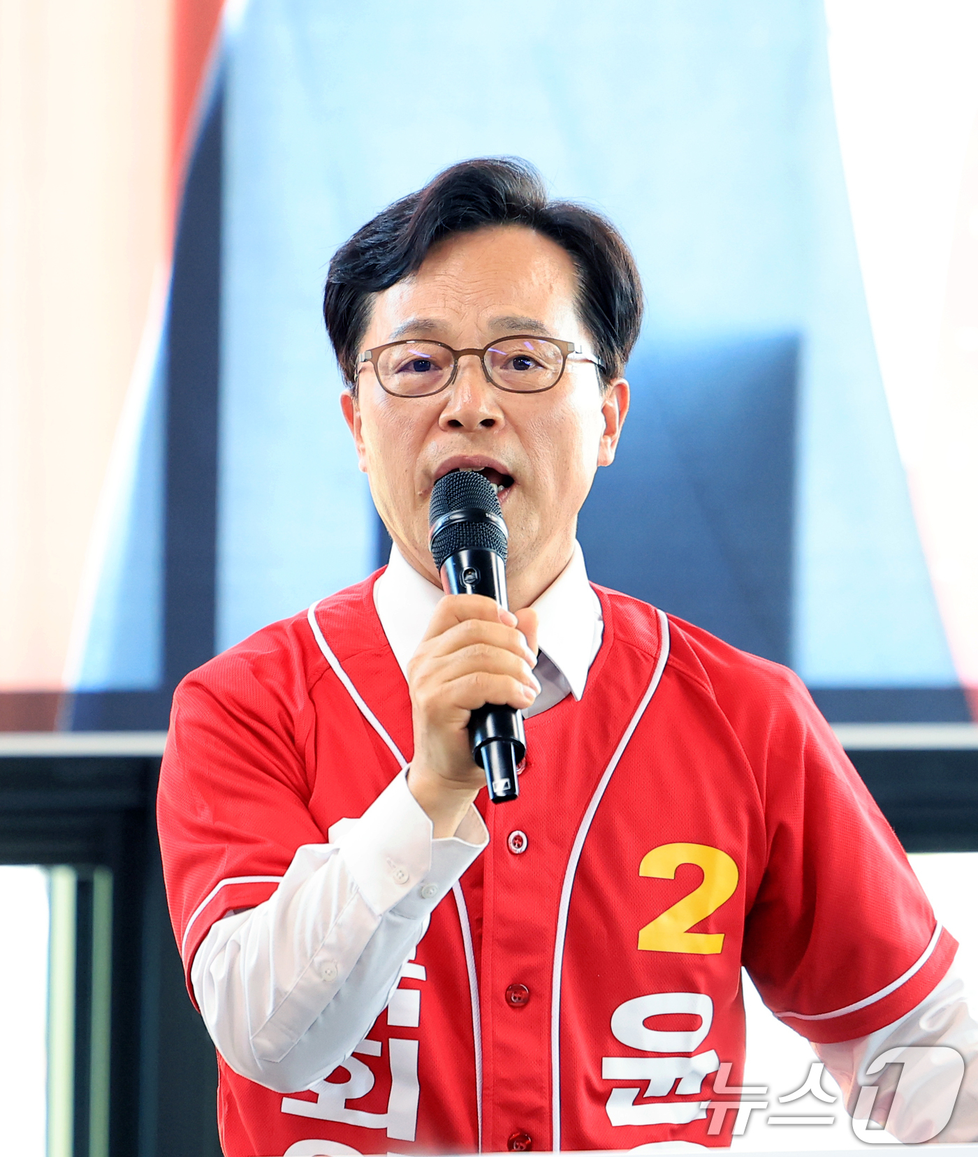(공주=뉴스1) 이호윤 기자 = 윤용근 국민의힘 충남 공주·부여·청양군 국회의원 후보가 17일 충남 공주시 시내에 마련된 선거사무소 개소식에서 연설하고 있다. 2026.5.17/뉴 …