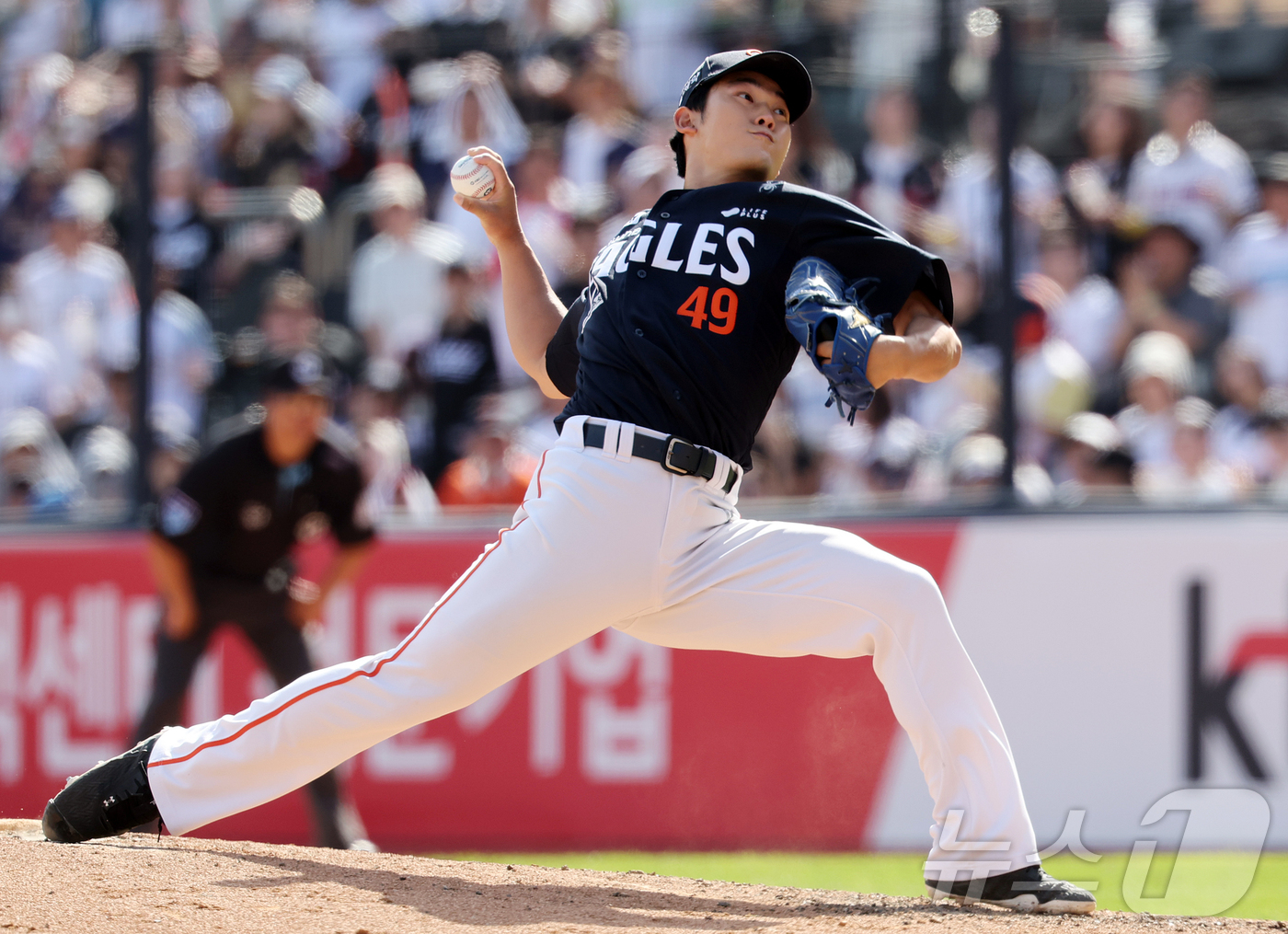 (수원=뉴스1) 김진환 기자 = 17일 오후 경기 수원시 장안구 KT위즈파크에서 열린 '2026 신한은행 SOL KBO리그' 한화 이글스와 KT 위즈의 경기, 한화 윤산흠이 6회말 …