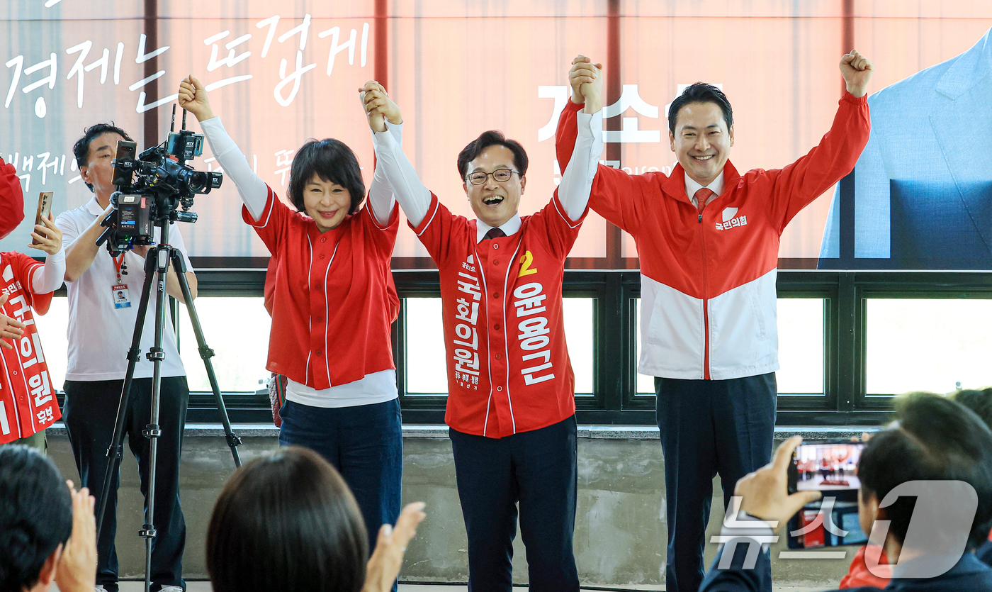 (공주=뉴스1) 이호윤 기자 = 장동혁 국민의힘 대표(오른쪽부터)와 윤용근 국민의힘 충남 공주·부여·청양군 국회의원 후보가 17일 충남 공주시 시내에 마련된 선거사무소 개소식을 마 …