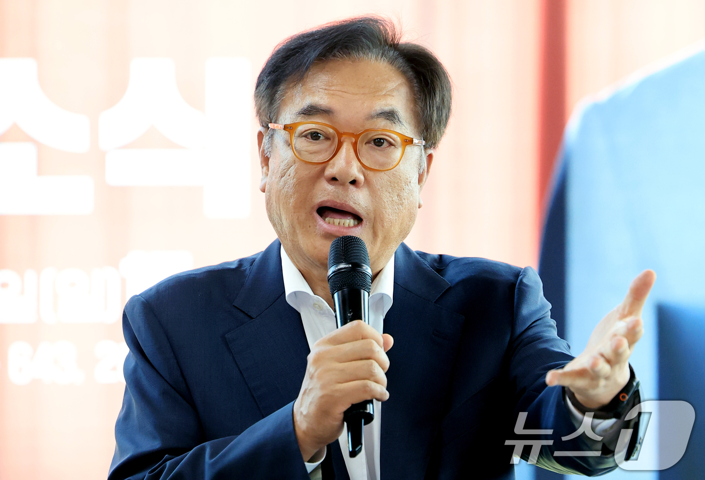 (공주=뉴스1) 이호윤 기자 = 정진석 전 대통령 비서실장이 17일 충남 공주시 윤용근 공주·부여·청양 국회의원 후보 선거사무소 개소식에 참석해 축사를 하고 있다. 2026.5.1 …