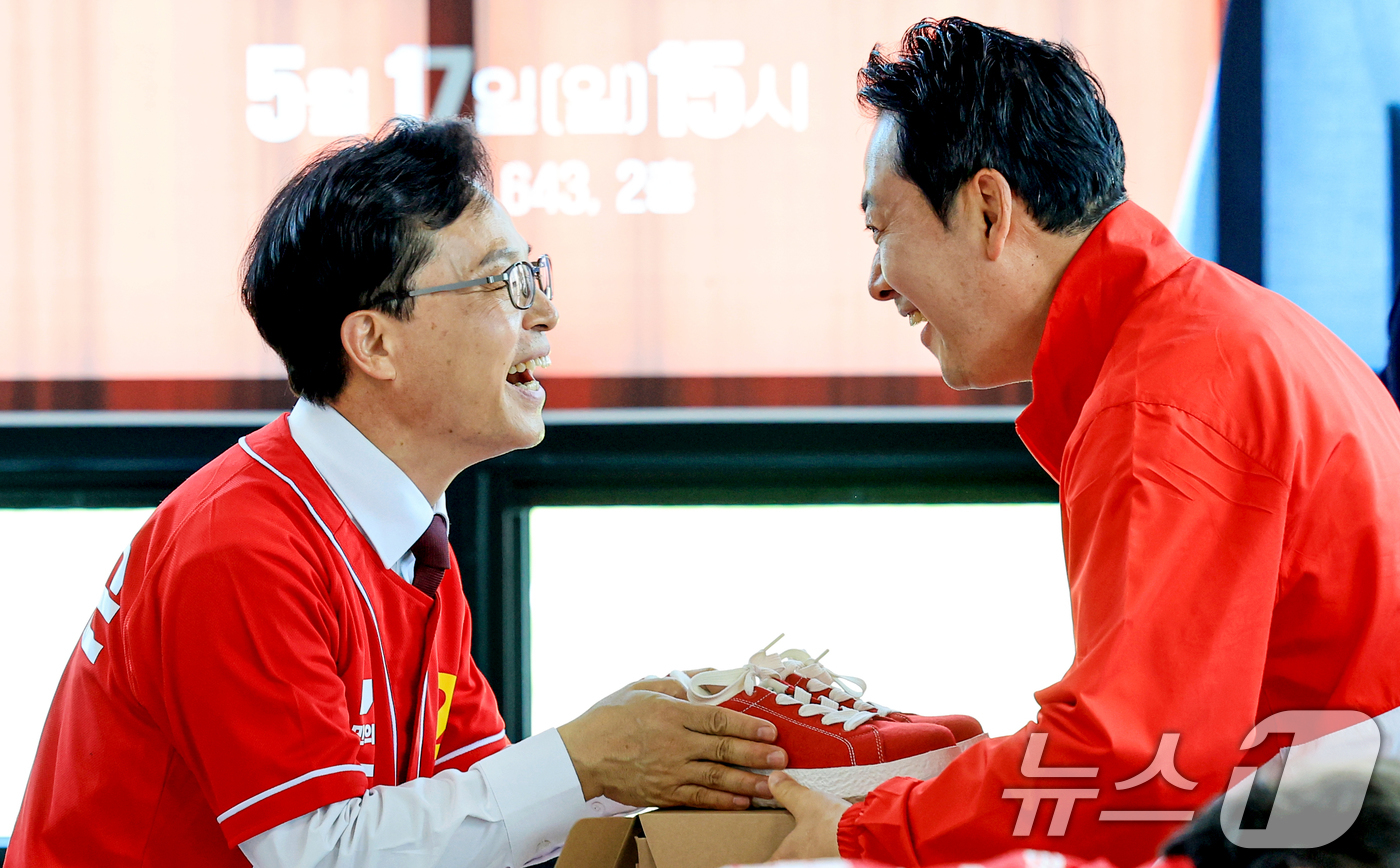 (공주=뉴스1) 이호윤 기자 = 장동혁 국민의힘 대표가 17일 충남 공주시 윤용근 공주·부여·청양 국회의원 후보 선거사무소 개소식에 참석해 윤용근 공주·부여·청양 국회의원 후보에게 …