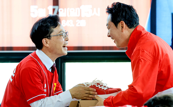 장동혁 대표에게 운동화 받는 윤용근 후보