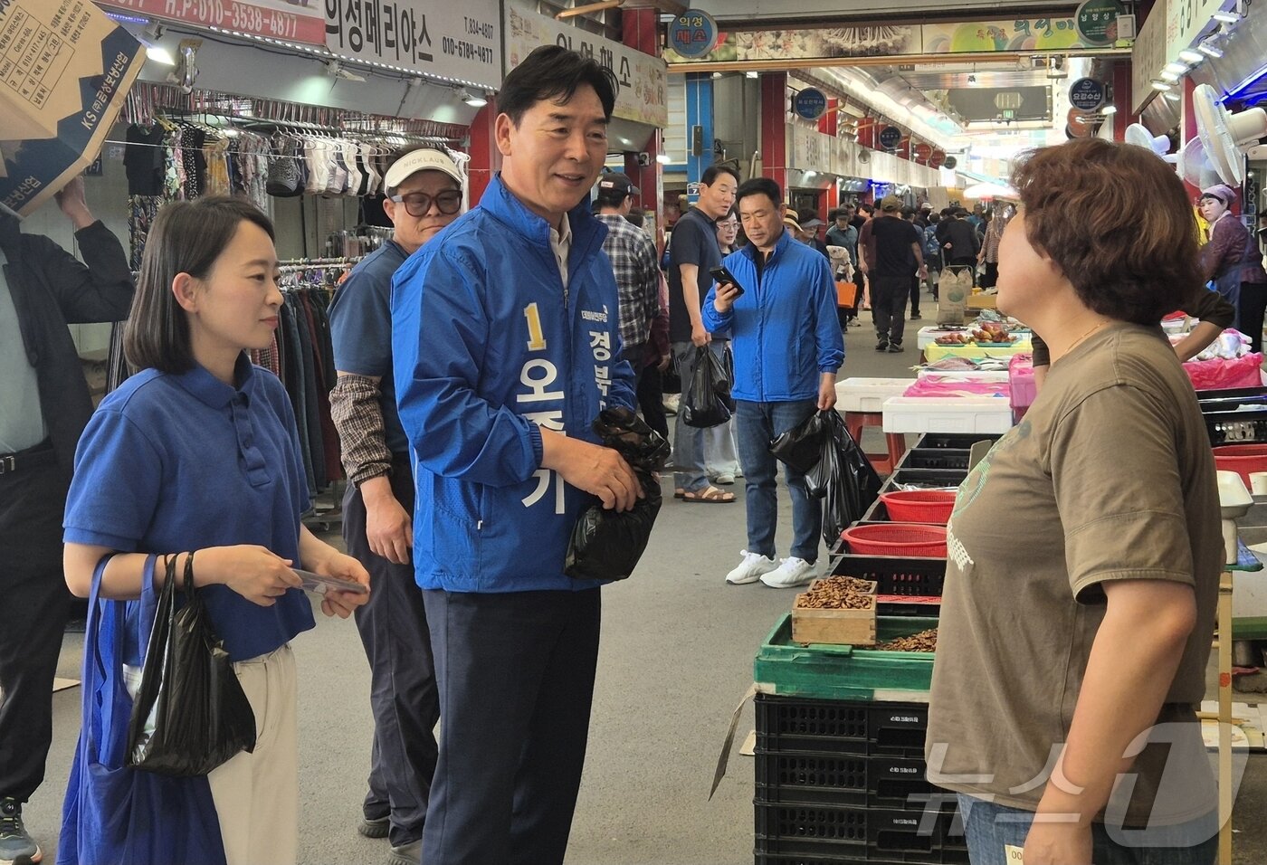 본문 이미지 - 17일 오중기 더블어민주당 경북지사 후보는 의성시장을 찾아 주민들에게 자신을 호소 하고 있다. ⓒ 뉴스1 김대벽기자