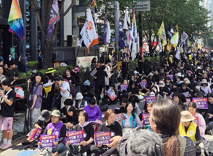 본문 이미지 - 157개 여성시민단체로 구성된 '강남역 여성살해사건 10주기 추모행동'이 17일 서울 지하철 강남역 10번 출구 앞 도로에서 강남역 여성 살해사건 10주기 추모행동 및 집회를 진행하고 있다. 2026.5.17 ⓒ 뉴스1 신윤하 기자