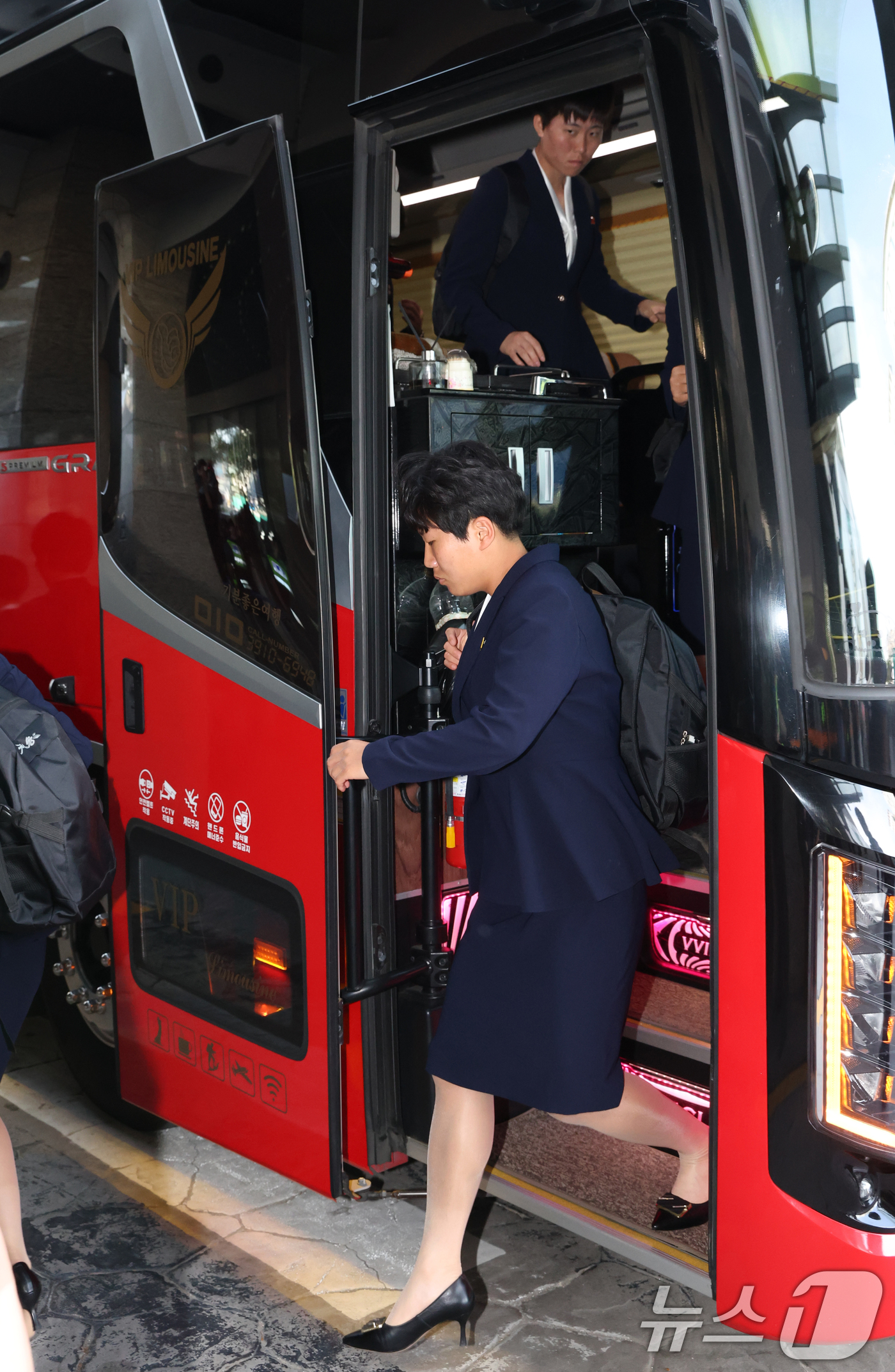 (수원=뉴스1) 김영운 기자 = 2025-26 아시아축구연맹(AFC) 여자챔피언스리그(AWCL) 4강전에 출전하는 북한 여자축구팀 ‘내고향여자축구단’이 17일 오후 숙소로 지정된 …
