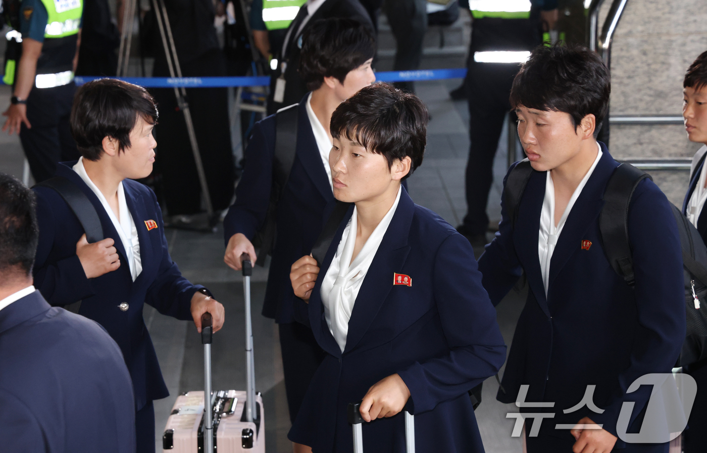 (수원=뉴스1) 김영운 기자 = 2025-26 아시아축구연맹(AFC) 여자챔피언스리그(AWCL) 4강전에 출전하는 북한 여자축구팀 ‘내고향여자축구단’이 17일 오후 숙소로 지정된 …