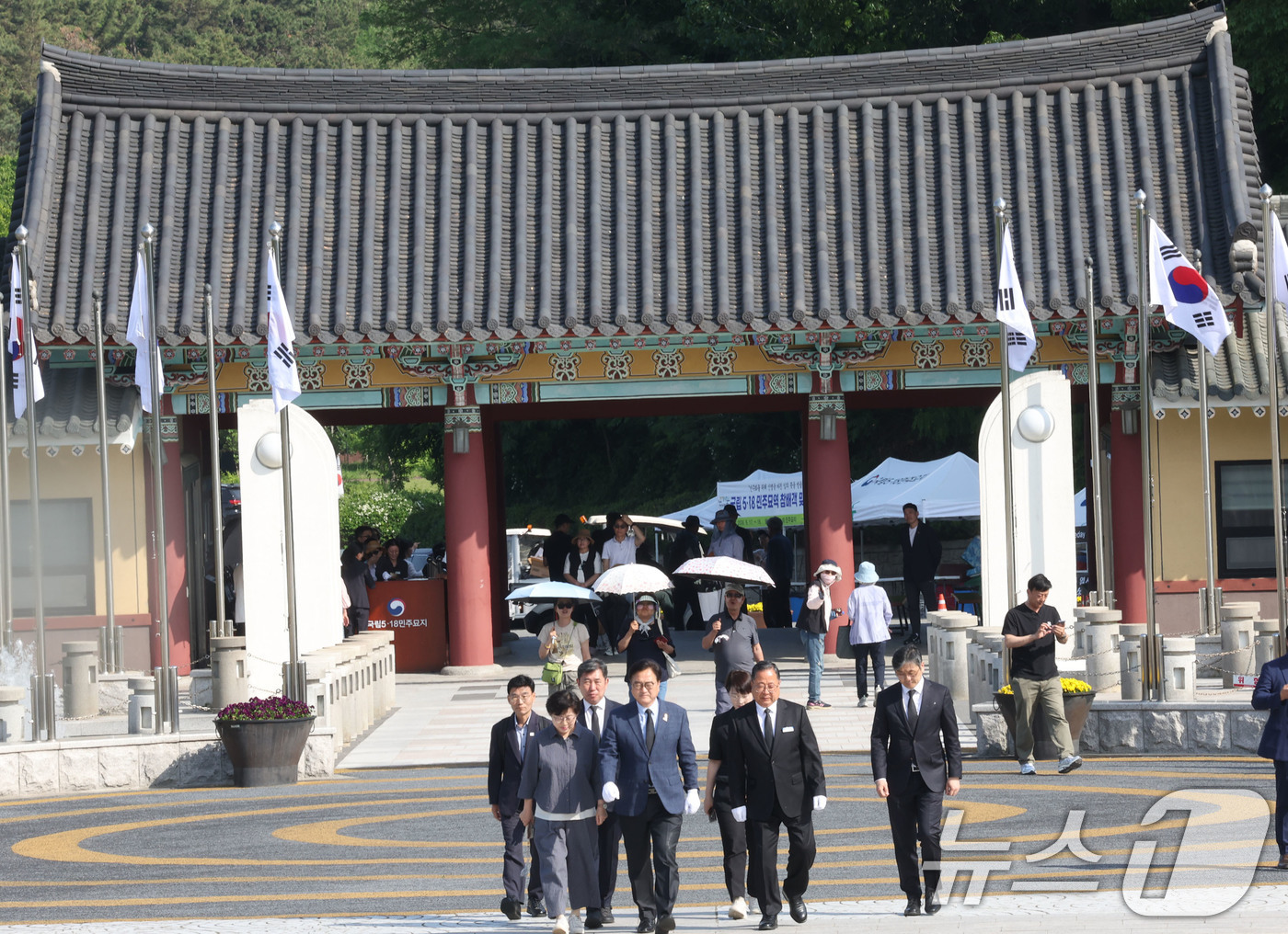 (광주=뉴스1) 박지현 기자 = 우원식 국회의장이 5·18민주화운동 제 46주년을 하루 앞둔 17일 광주 북구 국립 5·18민주묘지를 찾아 참배를 위해 입장하고 있다. 2026.5 …