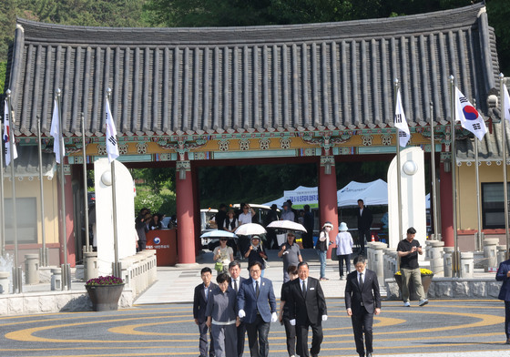 광주 민주묘지 입장하는 우원식