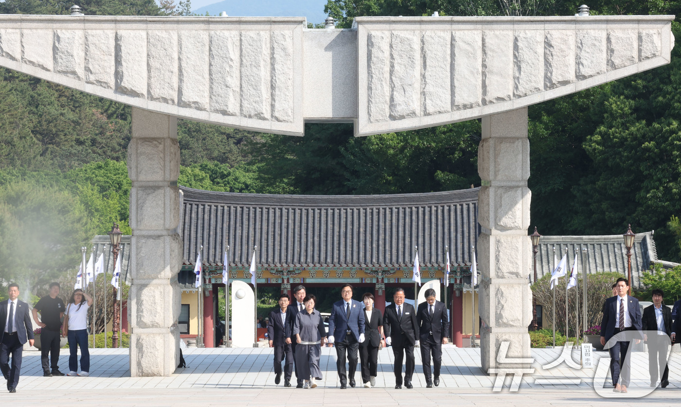 (광주=뉴스1) 박지현 기자 = 우원식 국회의장이 5·18민주화운동 제 46주년을 하루 앞둔 17일 광주 북구 국립 5·18민주묘지를 찾아 참배를 위해 입장하고 있다. 2026.5 …