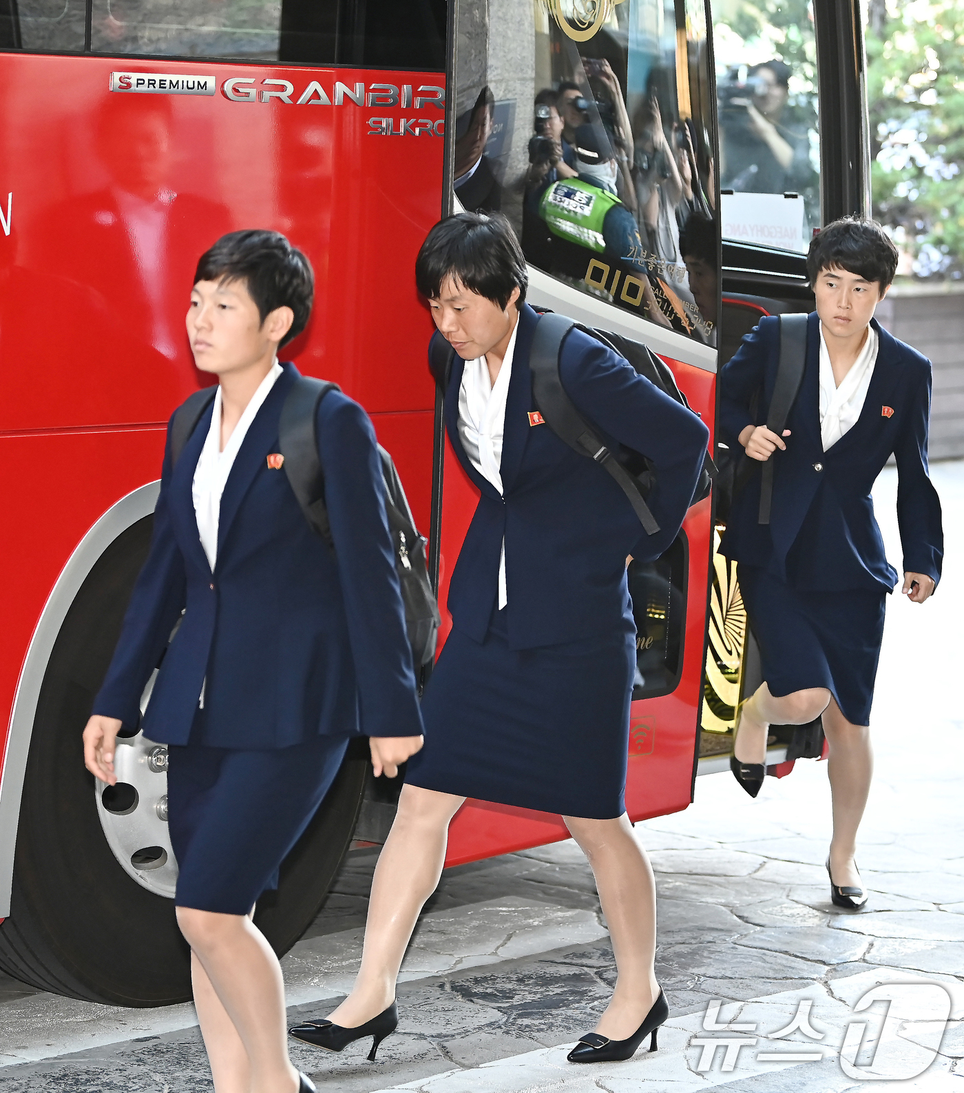 (수원=뉴스1) 김영운 기자 = 2025-26 아시아축구연맹(AFC) 여자챔피언스리그(AWCL) 4강전에 출전하는 북한 여자축구팀 ‘내고향여자축구단’이 17일 오후 숙소로 지정된 …