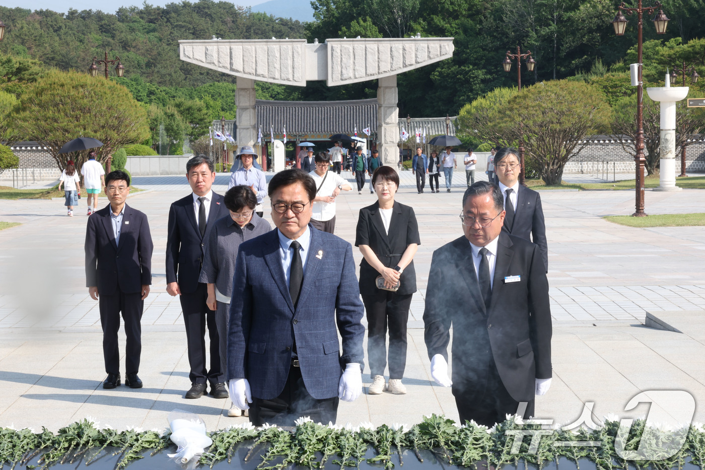 (광주=뉴스1) 박지현 기자 = 우원식 국회의장이 5·18민주화운동 제 46주년을 하루 앞둔 17일 광주 북구 국립 5·18민주묘지를 찾아 오월영령에 분향하고 있다.  2026.5 …