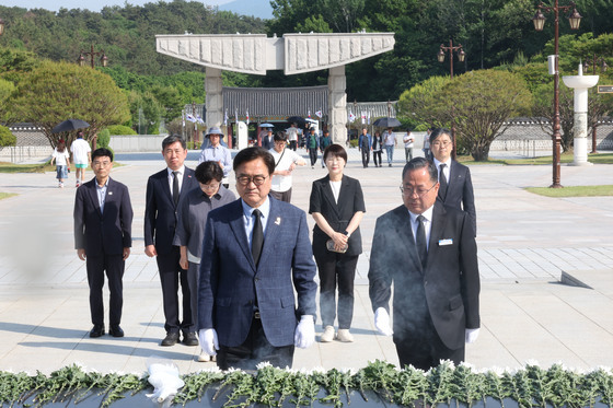 5·18 묘지 찾은 우원식 의장