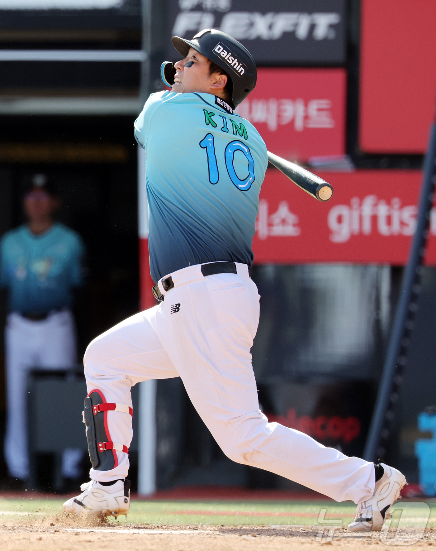 (수원=뉴스1) 김진환 기자 = 17일 오후 경기 수원시 장안구 KT위즈파크에서 열린 '2026 신한은행 SOL KBO리그' 한화 이글스와 KT 위즈의 경기, kt 김현수가 7회말 …