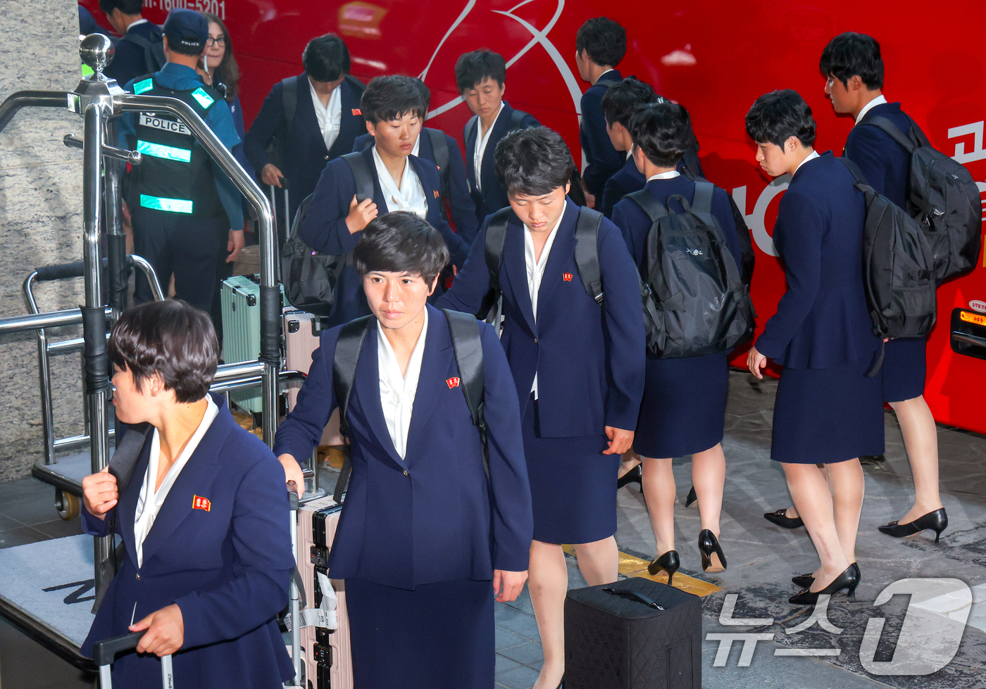 (수원=뉴스1) 김영운 기자 = 2025-26 아시아축구연맹(AFC) 여자챔피언스리그(AWCL) 4강전에 출전하는 북한 여자축구팀 ‘내고향여자축구단’이 17일 오후 숙소로 지정된 …