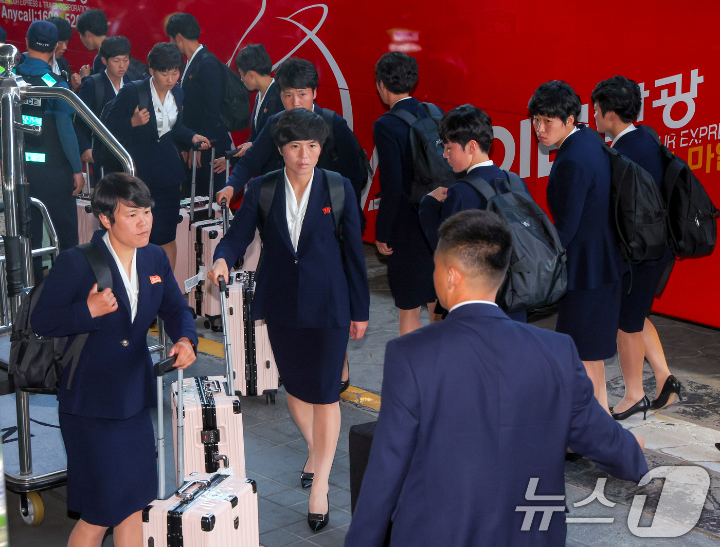 (수원=뉴스1) 김영운 기자 = 2025-26 아시아축구연맹(AFC) 여자챔피언스리그(AWCL) 4강전에 출전하는 북한 여자축구팀 ‘내고향여자축구단’이 17일 오후 숙소로 지정된 …