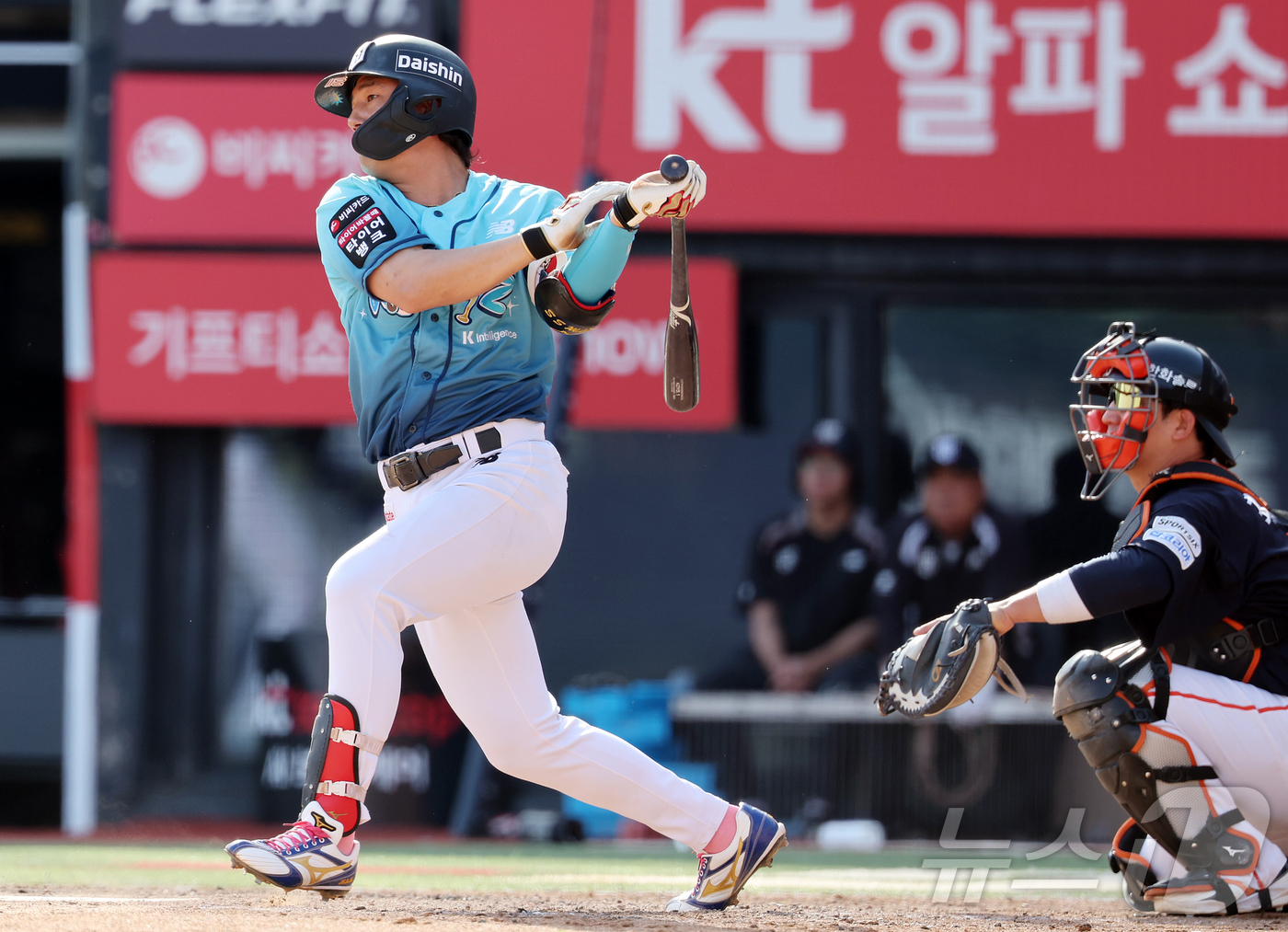 (수원=뉴스1) 김진환 기자 = 17일 오후 경기 수원시 장안구 KT위즈파크에서 열린 '2026 신한은행 SOL KBO리그' 한화 이글스와 KT 위즈의 경기, kt 김상수가 7회말 …