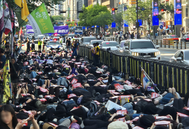 "매일 전쟁 같은 일상"…강남역 살인사건 10주기, 거리에 누운 여성들
