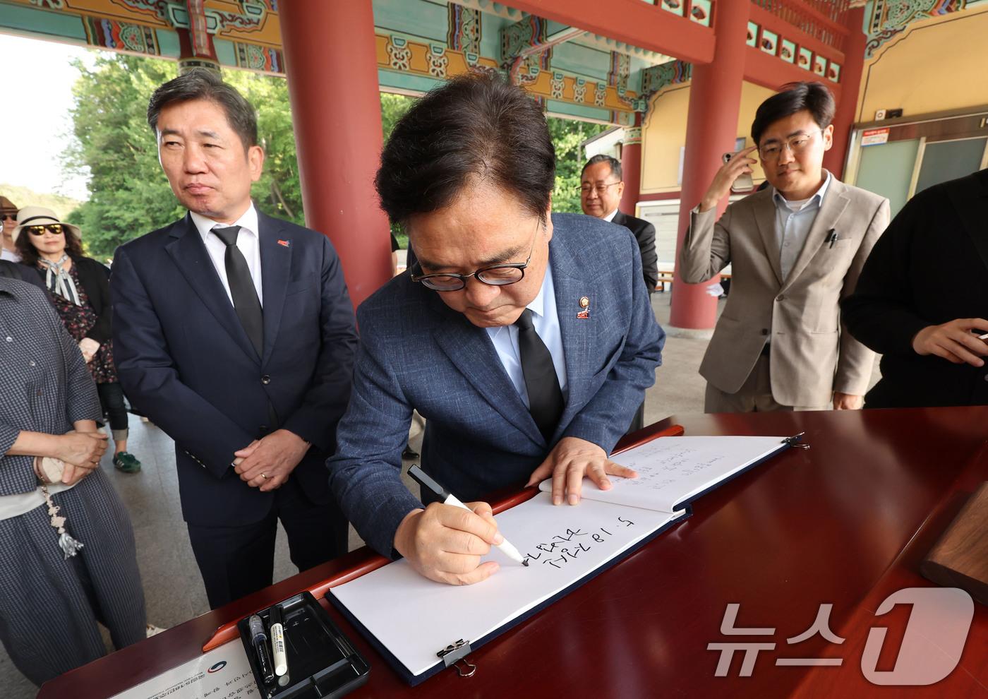 (광주=뉴스1) 박지현 기자 = 우원식 국회의장이 5·18민주화운동 제 46주년을 하루 앞둔 17일 광주 북구 국립 5·18민주묘지를 찾아 방명록을 작성하고 있다.  2026.5. …