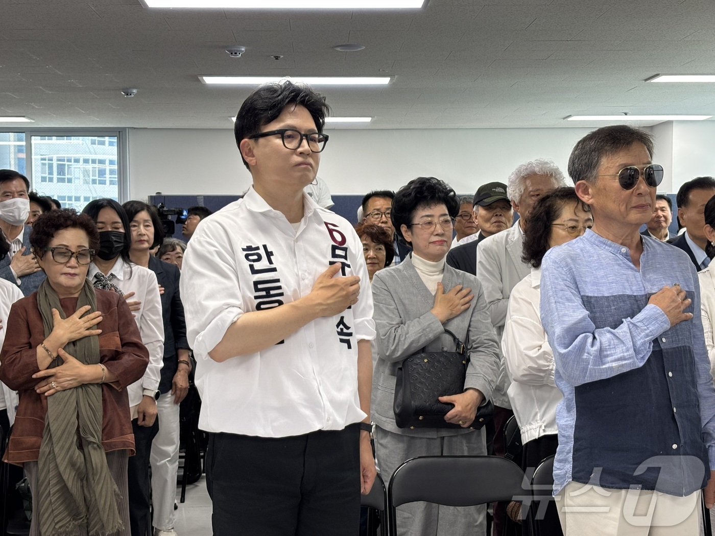 (부산=뉴스1) 홍윤 기자 = 6.3보궐선거에 출마하는 한동훈 무소속 부산 북구갑 후보가 17일  열린 선거대책위원회 발족식 및 임명식에서 국민의례를 하고 있다.  2026.5.1 …