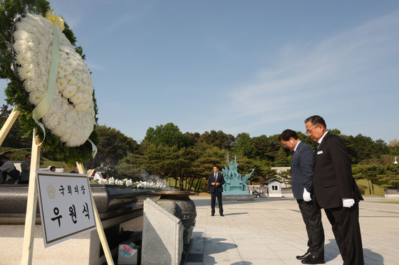 오월영령에 묵념하는 우원식