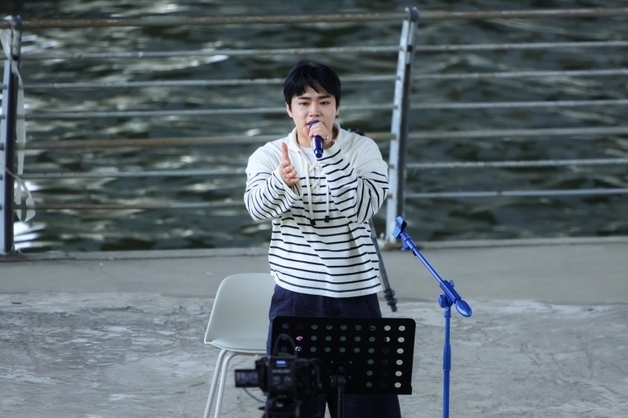 박현규, 깜짝 한강 버스킹 성료…신곡 '오로라' 무대 선공개