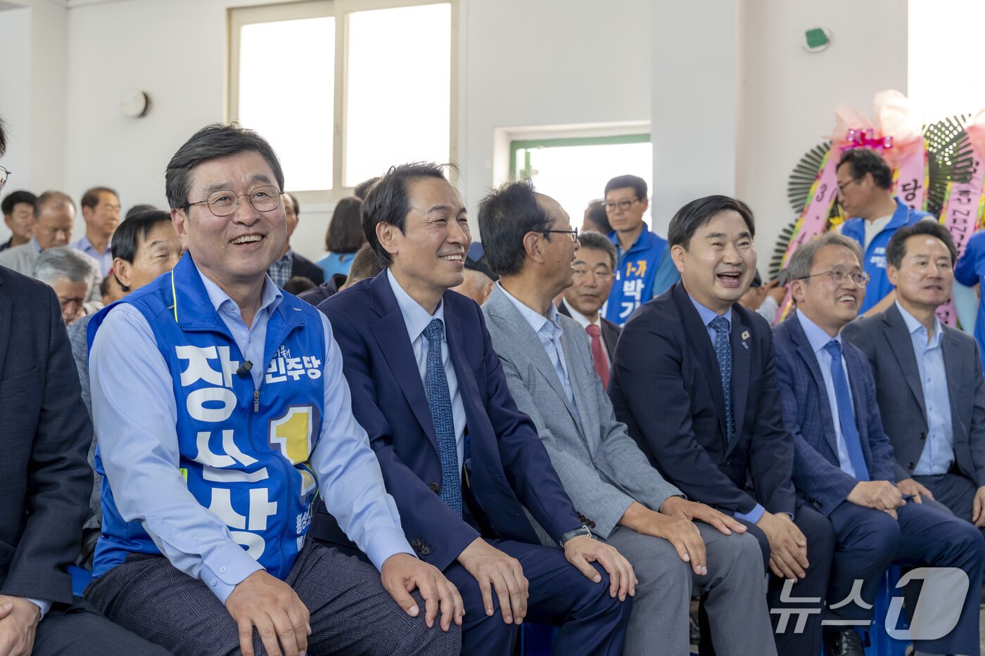 본문 이미지 - 우상호 더불어민주당 강원지사 후보가 17일 장신상 횡성군수 후보의 선거사무소 개소식에 참석해 지원과 연대를 약속하며 지지를 호소했다.(우상호후보캠프 측 제공. 재판매 및 DB금지)/뉴스1