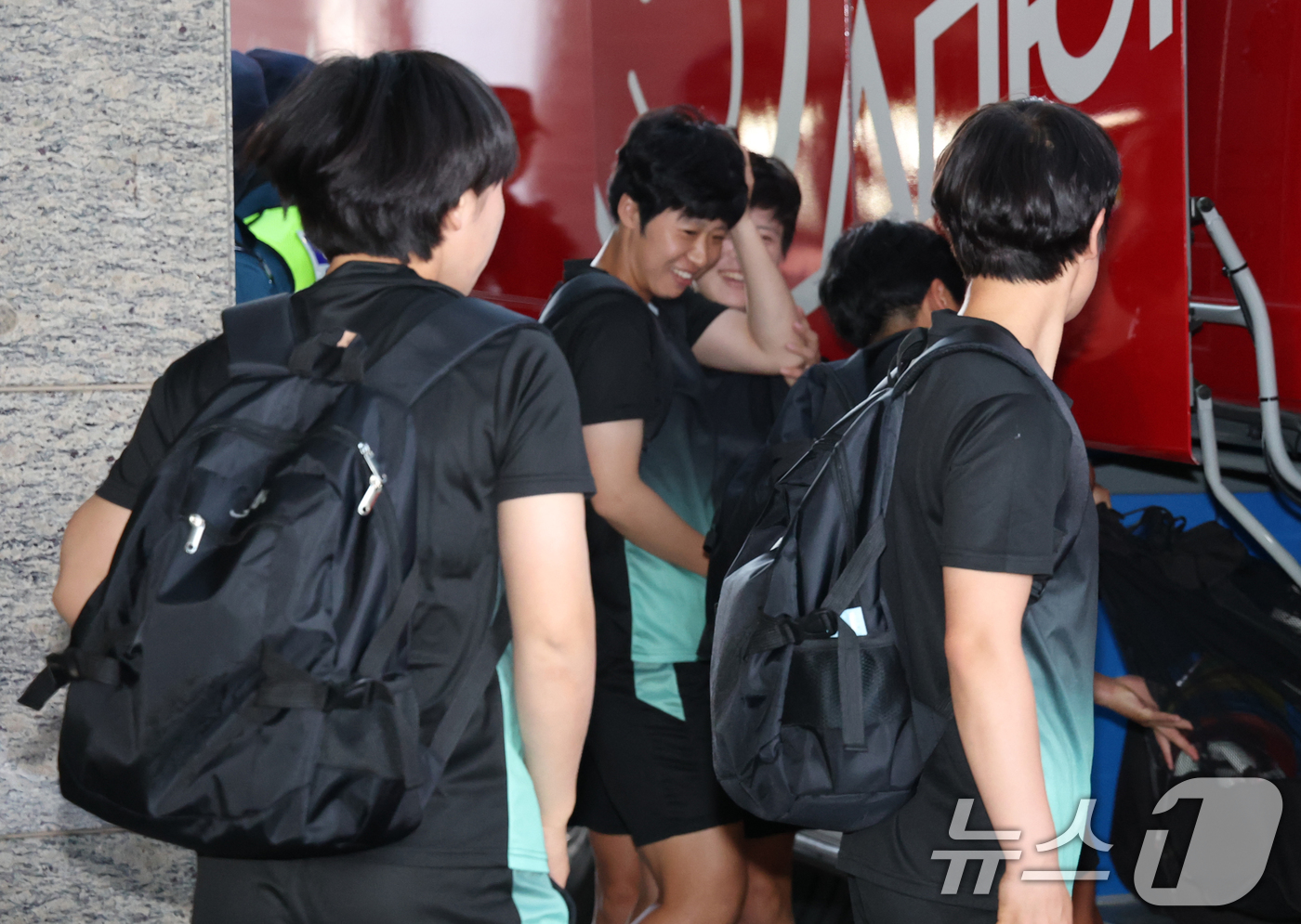 (수원=뉴스1) 김영운 기자 = 2025-26 아시아축구연맹(AFC) 여자챔피언스리그(AWCL) 4강전에 출전하는 북한 여자축구팀 ‘내고향여자축구단’이 17일 오후 숙소로 지정된 …
