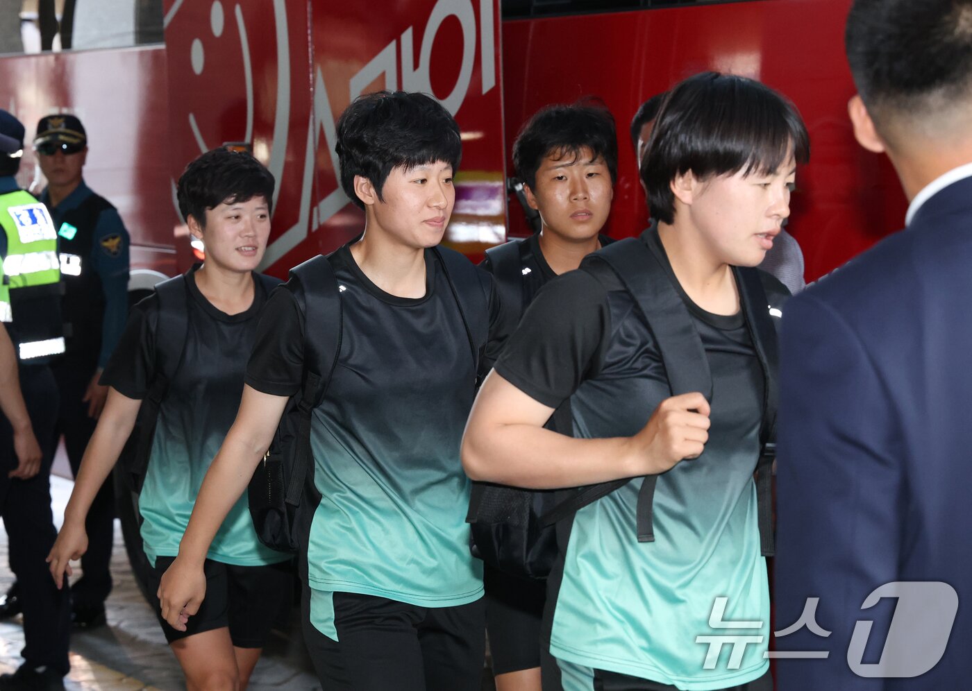 본문 이미지 - 2025-26 아시아축구연맹(AFC) 여자챔피언스리그(AWCL) 4강전에 출전하는 북한 여자축구팀 ‘내고향여자축구단’이 17일 오후 숙소로 지정된 경기 수원시 팔달구 노보텔 앰배서더 수원에서 나와 훈련장으로 향하고 있다. 2026.5.17 ⓒ 뉴스1 김영운 기자