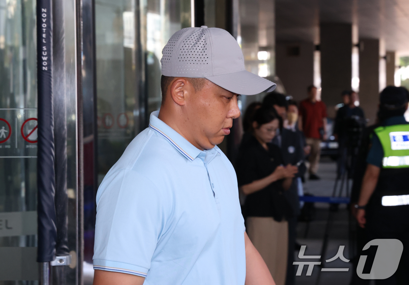 (수원=뉴스1) 김영운 기자 = 리유일 북한 여자축구팀 ‘내고향여자축구단' 감독이 17일 오후 숙소로 지정된 경기 수원시 팔달구 노보텔 앰배서더 수원에서 나와 훈련장으로 향하고 있 …