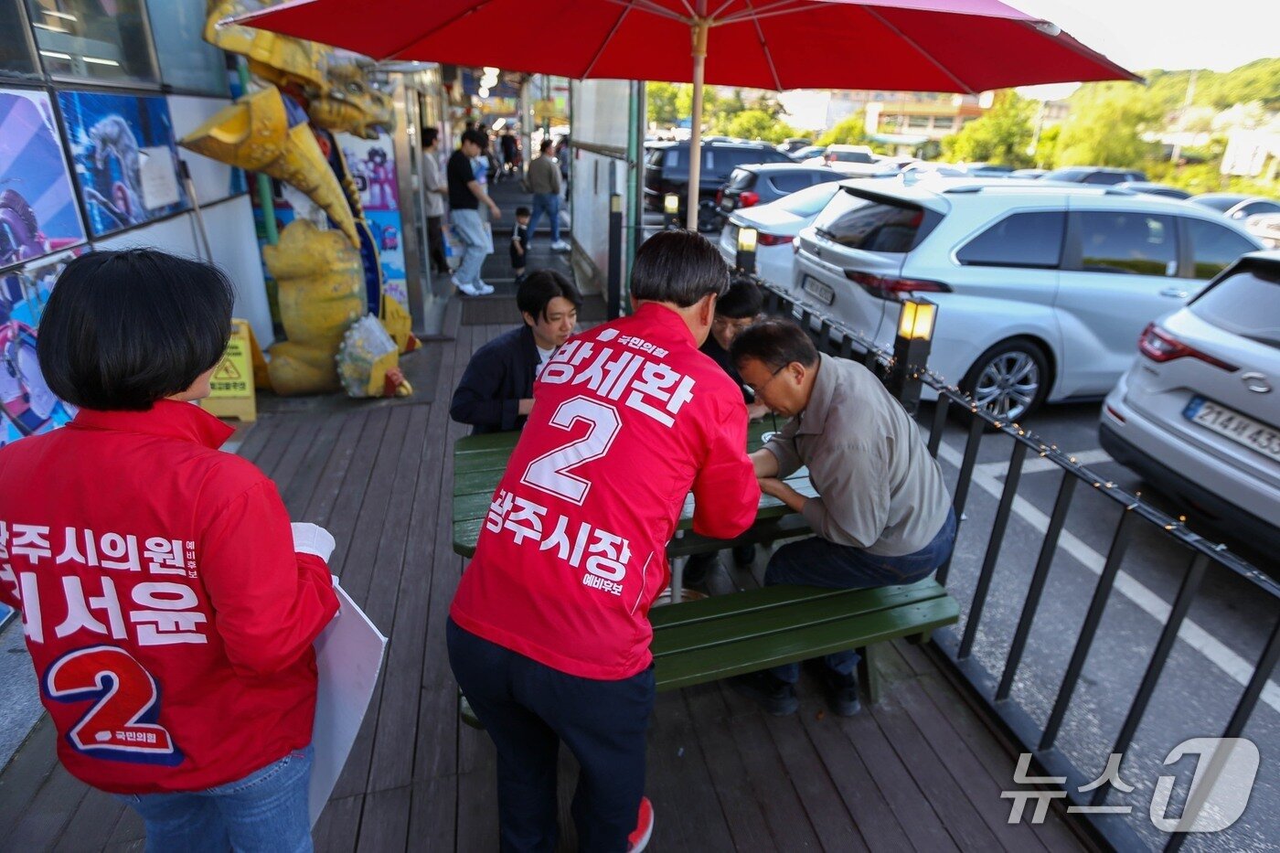 본문 이미지 - 방세환 국민의힘 광주시장 후보가 유권자들에게 인사를 하며 지지를 호소하고 있는 모습.(후보측 제공)