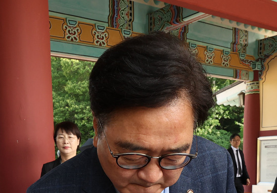 광주 방문해 방명록 쓰는 우원식