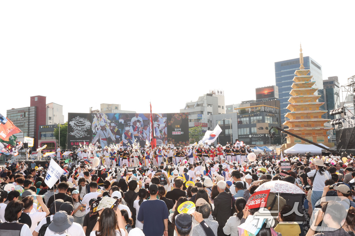 (광주=뉴스1) 박지현 기자 = 17일 광주 동구  5·18민주광장에서 '오월의 꽃, 오늘의 빛'을 주제로 한 5·18 전야제에 풍물패가 분위기를 고조시키면서 시민들이 모여들고 있 …