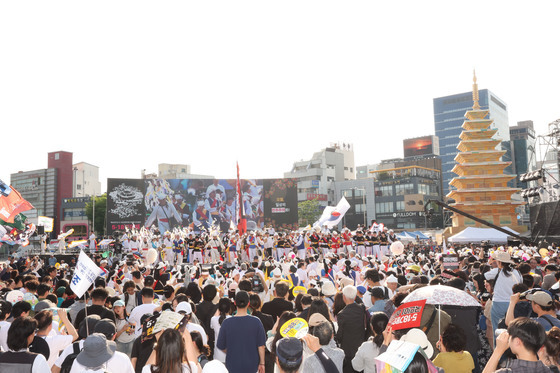 광주 5·18민주광장 가득 메운 3만 인파 "오월 정신 헌법전문 수록하라"(종합)