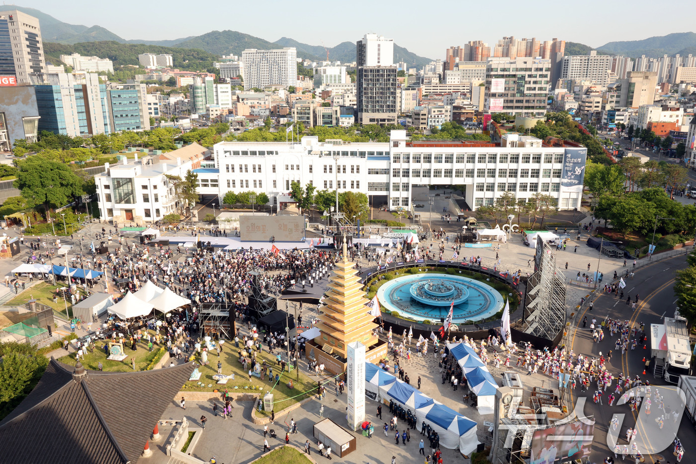 (광주=뉴스1) 박지현 기자 = 17일 광주 동구  5·18민주광장에서 '오월의 꽃, 오늘의 빛'을 주제로 한 5·18 전야제에 시민들이 참여하고 있다. 2026.5.17/뉴스1