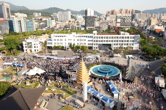 오월의 꽃, 오늘의 빛…전야제 거행