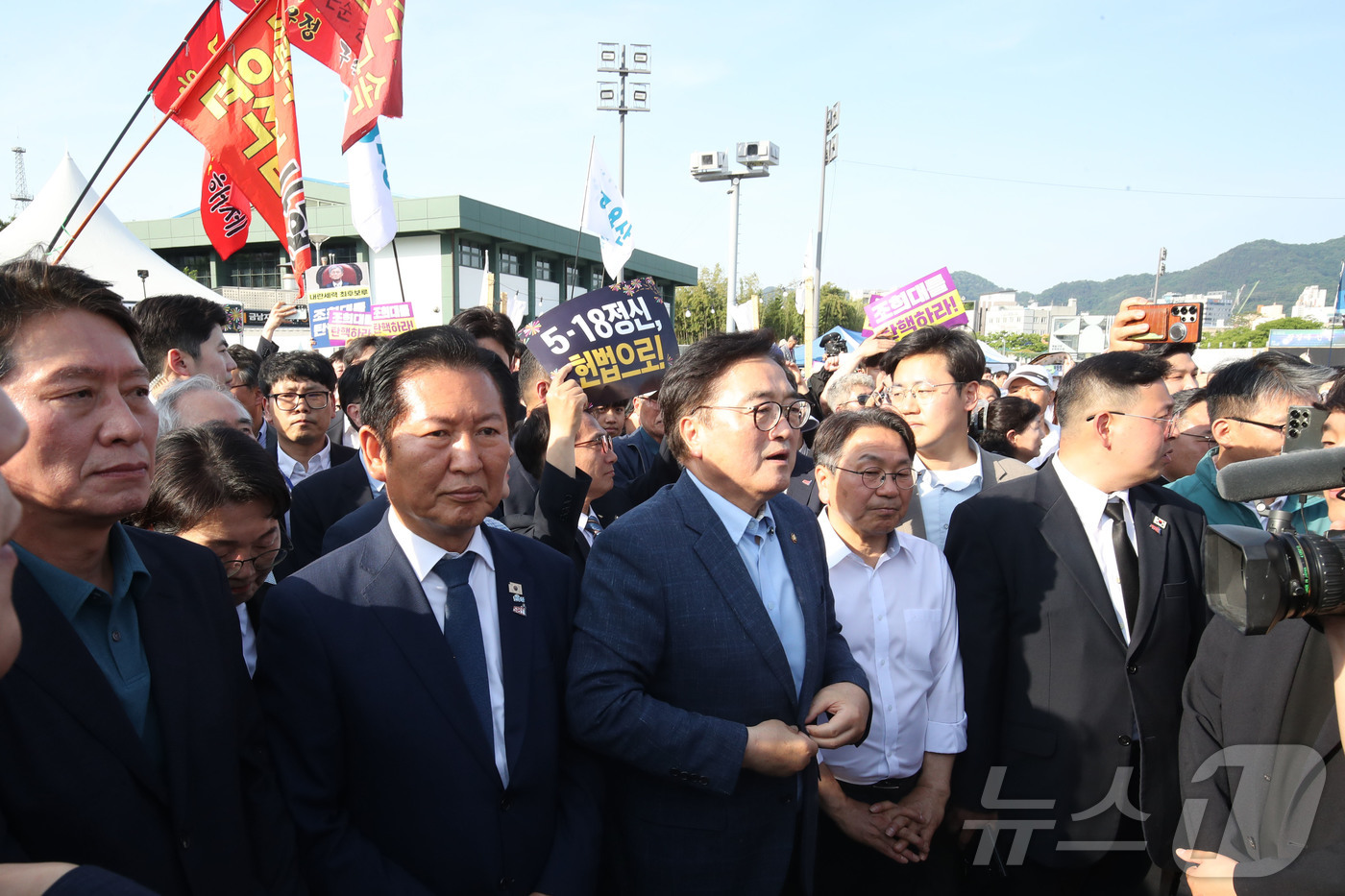 (광주=뉴스1) 조수민 수습기자 = 우원식 국회의장과 정청래 더불어민주당 대표, 강기정 광주시장 등이 17일 오후 광주 동구 옛 전남도청 앞 광장에서 열린 제46주년 5·18 민중 …