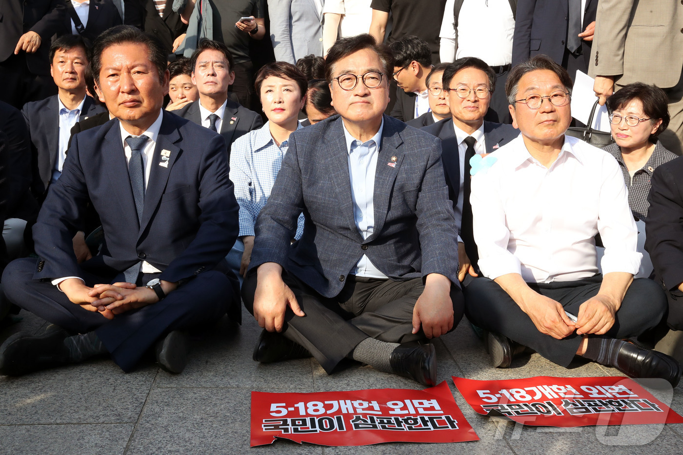 (광주=뉴스1) 조수민 수습기자 = 우원식 국회의장과 정청래 더불어민주당 대표, 강기정 광주시장이 17일 오후 광주 동구 옛 전남도청 앞 광장에서 열린 제46주년 5·18 민중항쟁 …