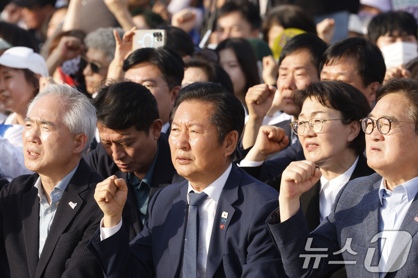 (광주=뉴스1) 김태성 기자 = 정청래 더불어민주당 대표가 17일 광주 동구 5.18민주광장에서 열린 5·18민주화운동 46주기 전야제에 참석해 우원식 국회의장 등과 함께 임을 위 …