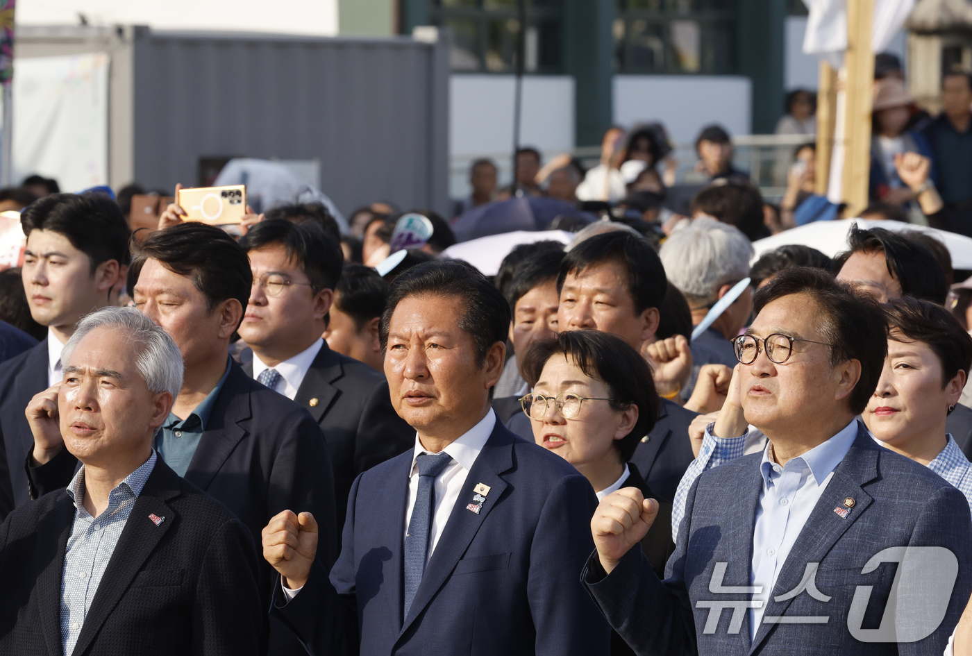 (광주=뉴스1) 김태성 기자 = 정청래 더불어민주당 대표가 17일 광주 동구 5.18민주광장에서 열린 5·18민주화운동 46주기 전야제에 참석해 우원식 의장과 함께 임을 위한 행진 …