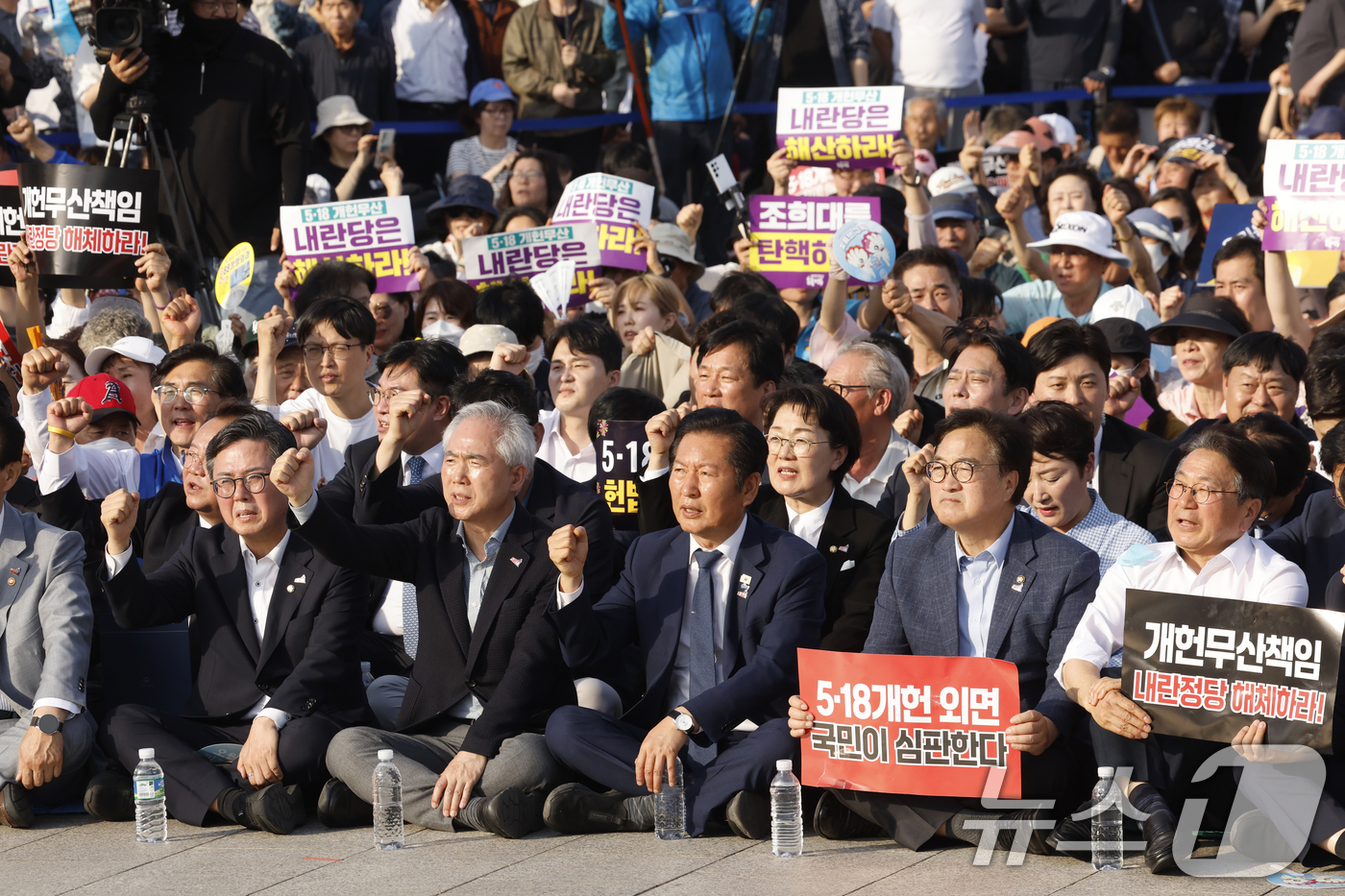(광주=뉴스1) 김태성 기자 = 정청래 더불어민주당 대표가 17일 광주 동구 5.18민주광장에서 열린 5·18민주화운동 46주기 전야제에 우원식 의장 등과 함께 참석해 구호를 외치 …
