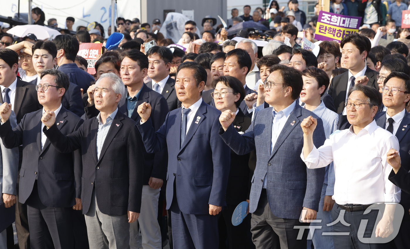 (광주=뉴스1) 김태성 기자 = 정청래 더불어민주당 대표가 17일 광주 동구 5.18민주광장에서 열린 5·18민주화운동 46주기 전야제에 참석해 임을 위한 행진곡을 부르고 있다. …