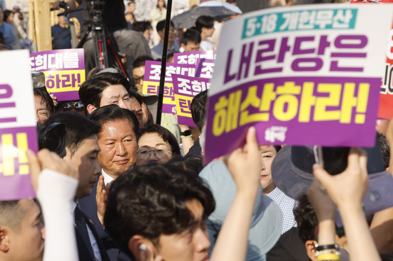 5·18전야제서 '조희대 탄핵하라' 30분간 시달린 정청래 '진땀'