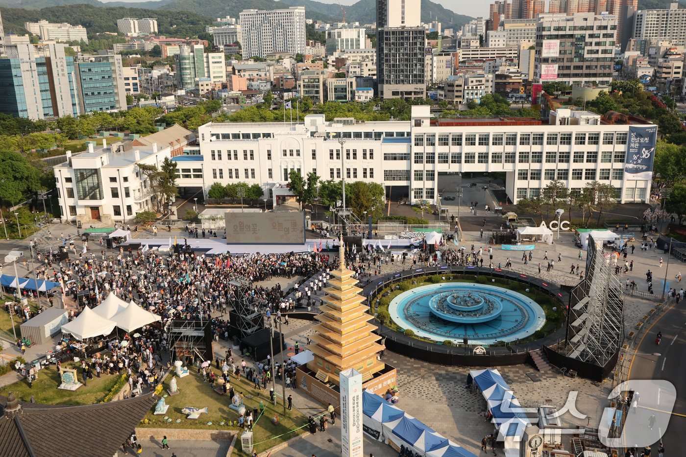 (광주=뉴스1) 박지현 기자 = 17일 광주 동구  5·18민주광장에서 '오월의 꽃, 오늘의 빛'을 주제로 한 5·18 전야제에 시민들이 참여하고 있다. 2026.5.17/뉴스1
